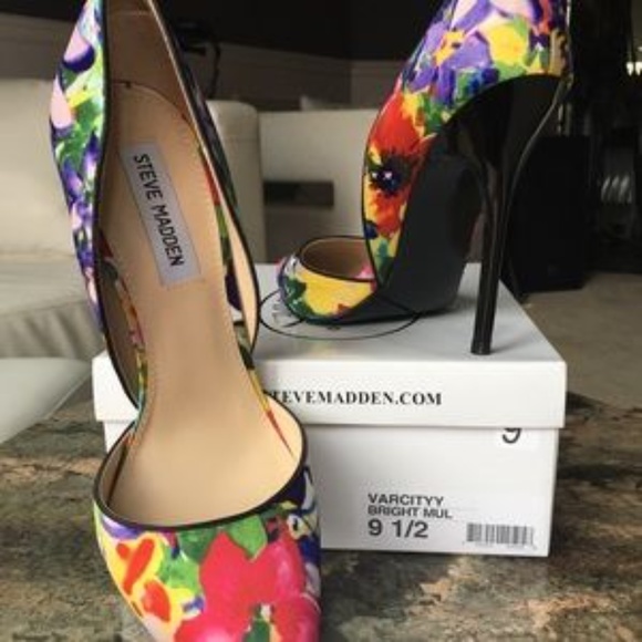 Steve Madden ‘Varcityy’ Pointed Toe Pump - Picture 3 of 8